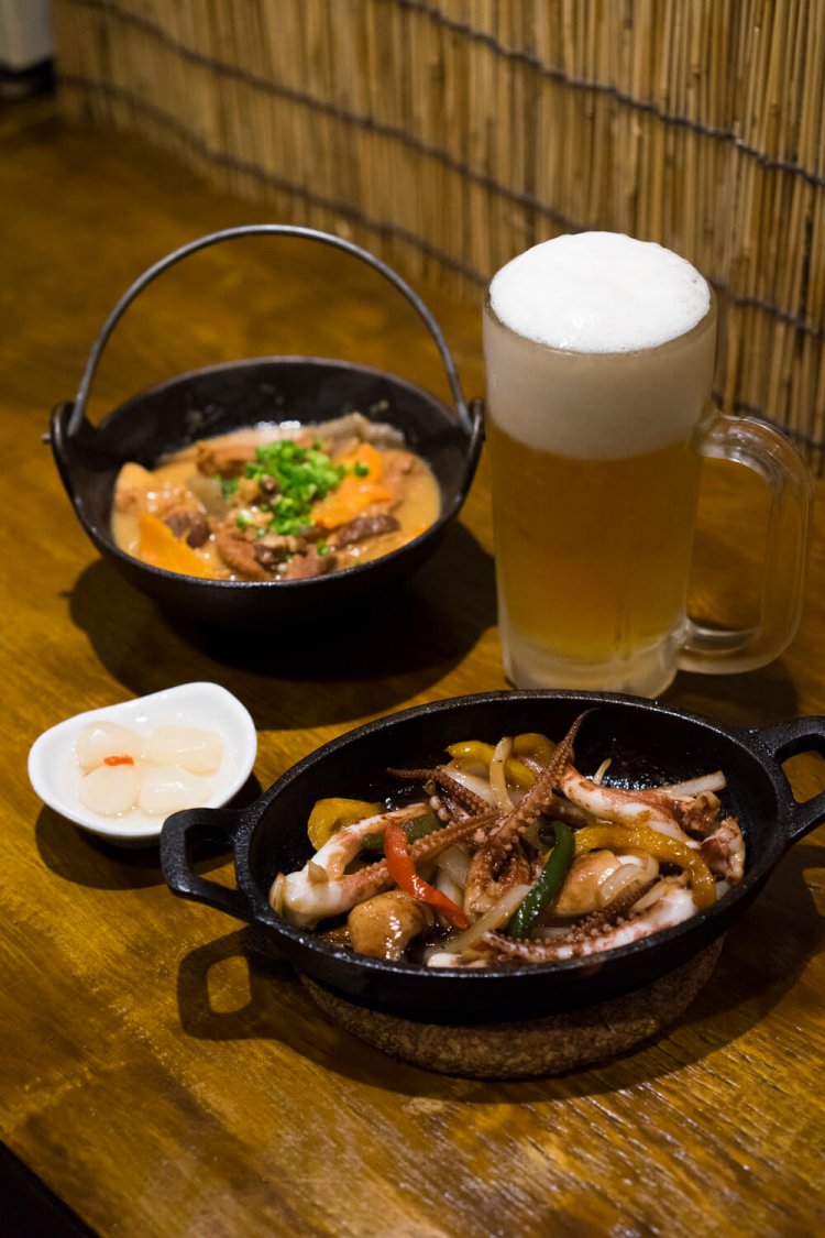 手前から、いかゲソバター300円、らっきょ50円、もつ煮込み300円、生ビールは300円。発泡酒ではないところがうれしい！