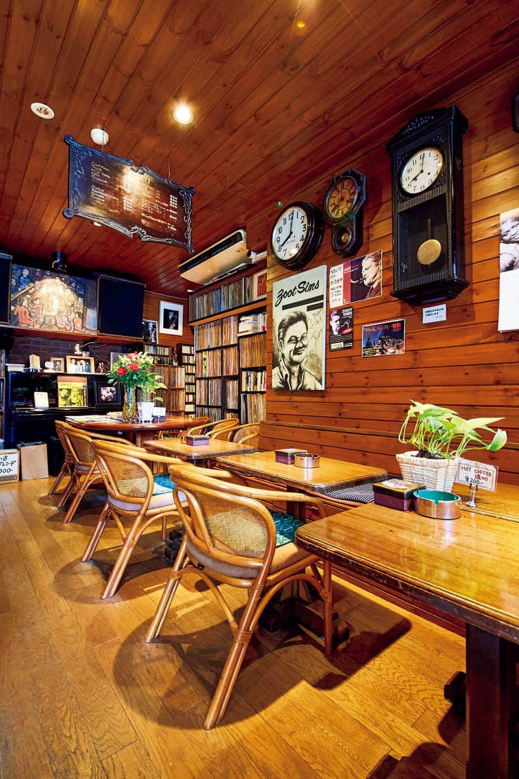 木を基調とした落ち着く内装。ズートの他、仲間たちとの写真や時計のコレクションがセンス良く飾られる。