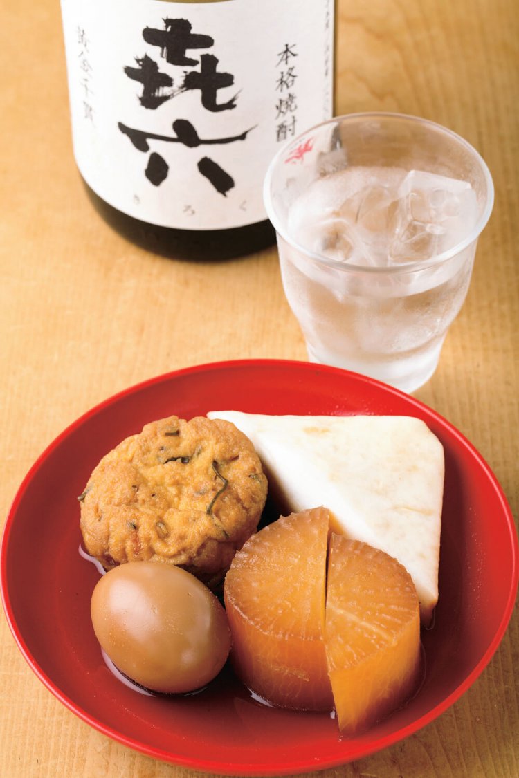 がんも、はんぺん、たまご、だいこんのみはからい４品（１人前）1000円。出汁が濃いおでんと「㐂六」650円。焼酎は30種類以上。