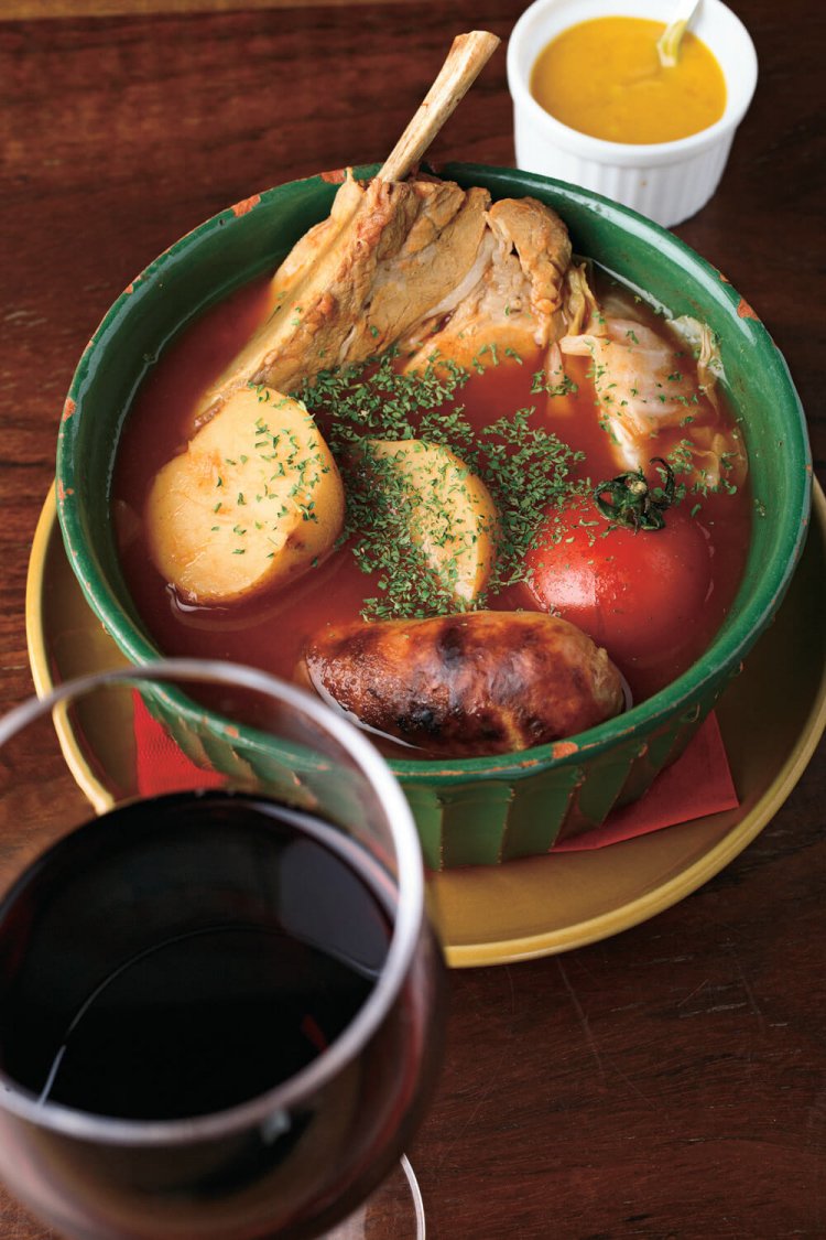 豚スペアリブ、粗挽きソーセージ、小じゃがいも、キャベツ、ミディトマトのポーク&ベジタブル1200円。「ムゼオ・シラー」430円を合わせたい。