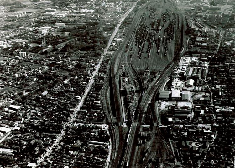 大宮操車場の敷地 がほぼ新都心になった。 下が大宮駅方面。