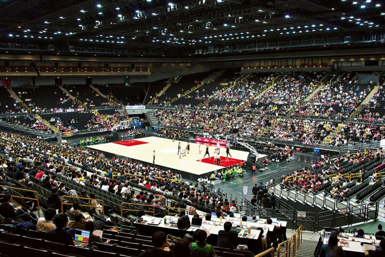 会場は円形で臨場感あり。本番では天井が上がって5階まで観客席に。