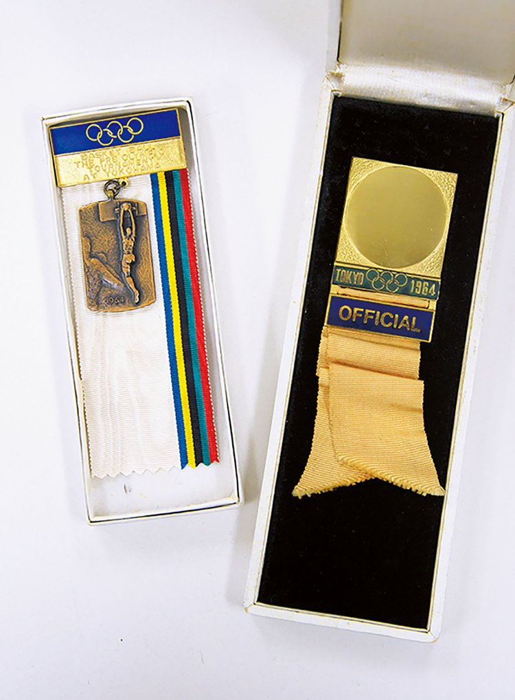 左は予選、右は東京大会のオフィシャル役員章。全競技中、入場者数が５番目の人気スポ ーツだった。