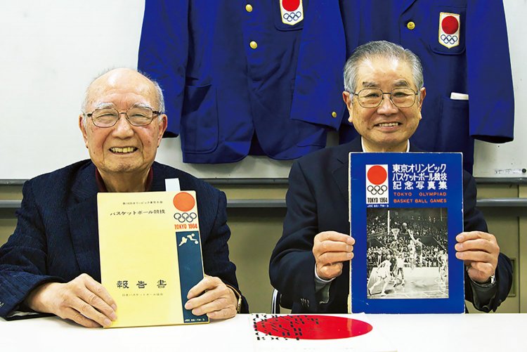 NPO法人日本バスケットボール振興会の羽佐田恭正 さん（左）と黒川敏雄さん。前大会で作った資料を手に。