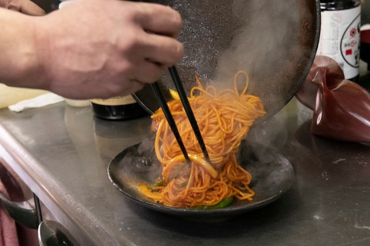 湯気立ち上るナポリタンは見ているだけで美味しい