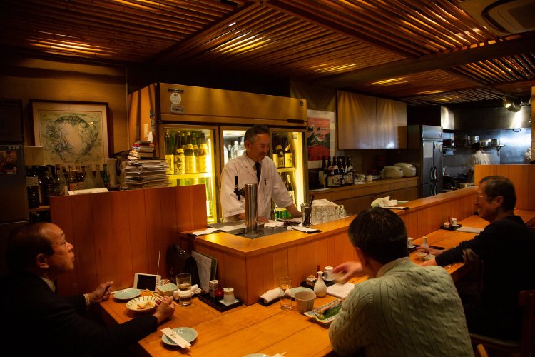 17時から常連でにぎわうカウンター。土地柄か、品のある飲み方の酔客が多い