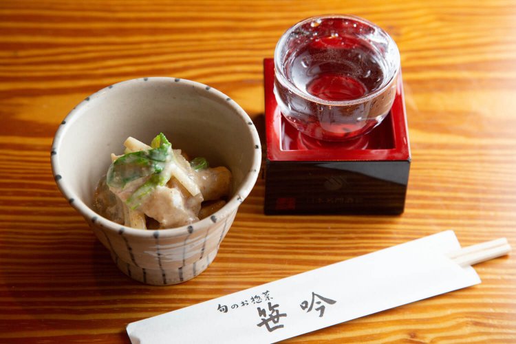 鯛とホワイトアスパラの胡麻酢和え850円、栗駒山純米吟醸780円