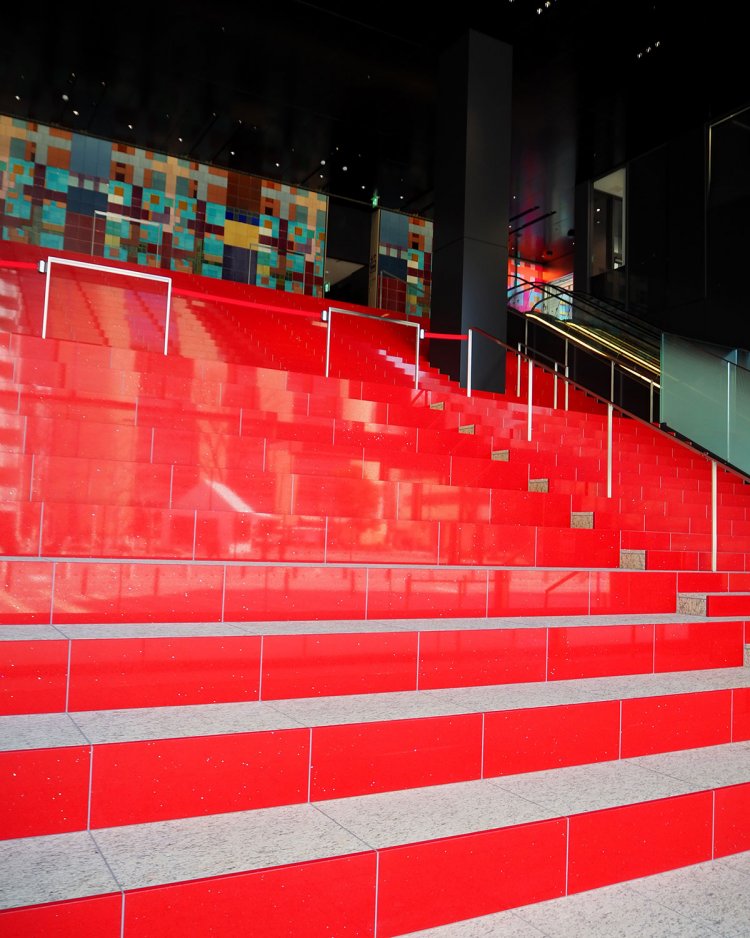 「パークプラザ」。“池袋レッド”の輝きはまるでレッドカーペットのよう。