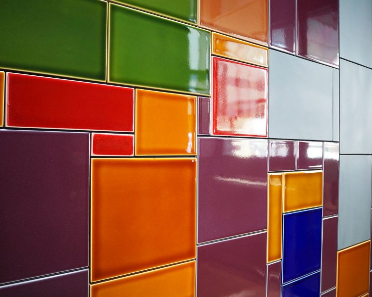 屏風をイメージしたカラフルなタイルは特注品。デッキを含め全長約150ｍ。