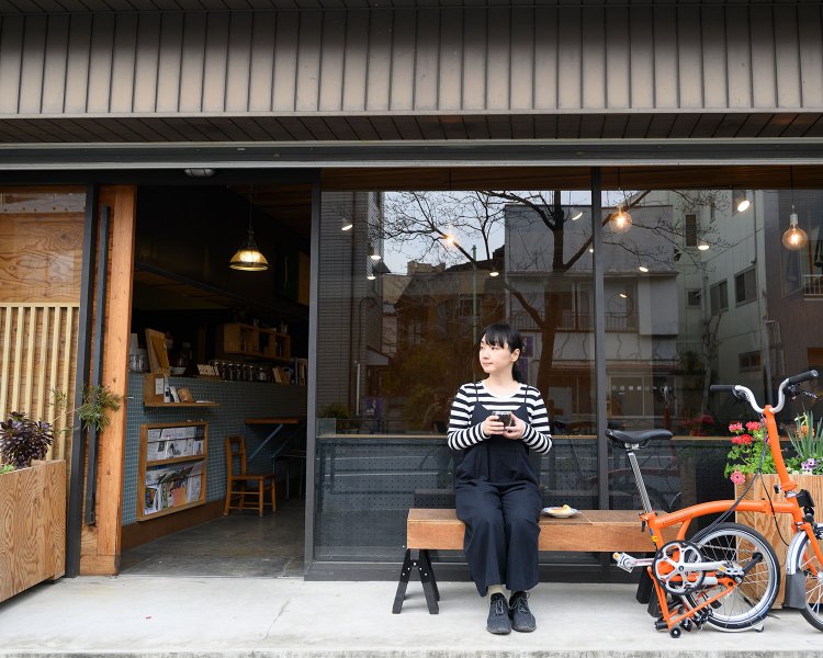 扇大橋、江北橋も近い。軒先のベンチで澄んだ風を感じられる。