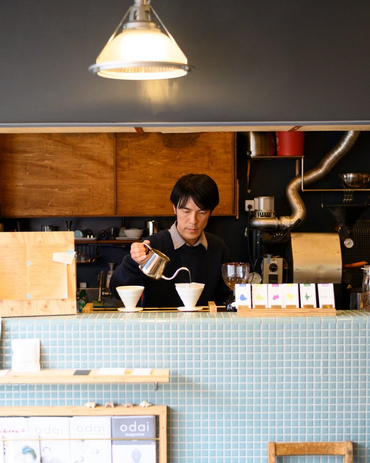 焙煎も手がける店主の杉浦さん。妻の千晶さんと二人三脚で営む。