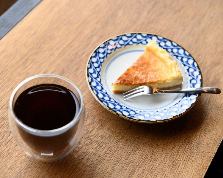 コーヒー450円は浅煎りから深煎りまであり、全6種から選択可。ケーキ400円も手作り。