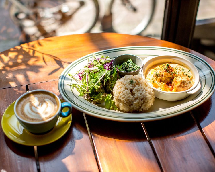 日替わりランチはドリンク付き1100円。