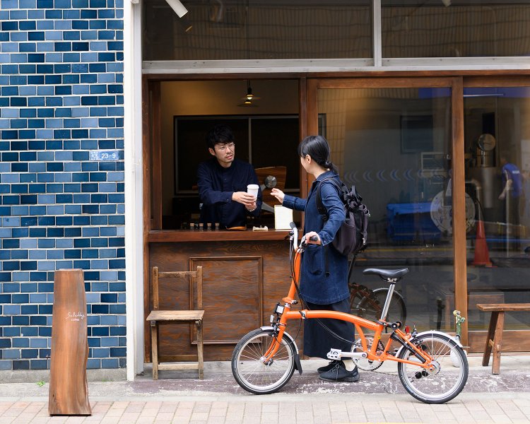 珈琲500円。現在ラインナップは中深煎り、深煎りが中心だが、浅煎りも鋭意研究中。豆売り可。