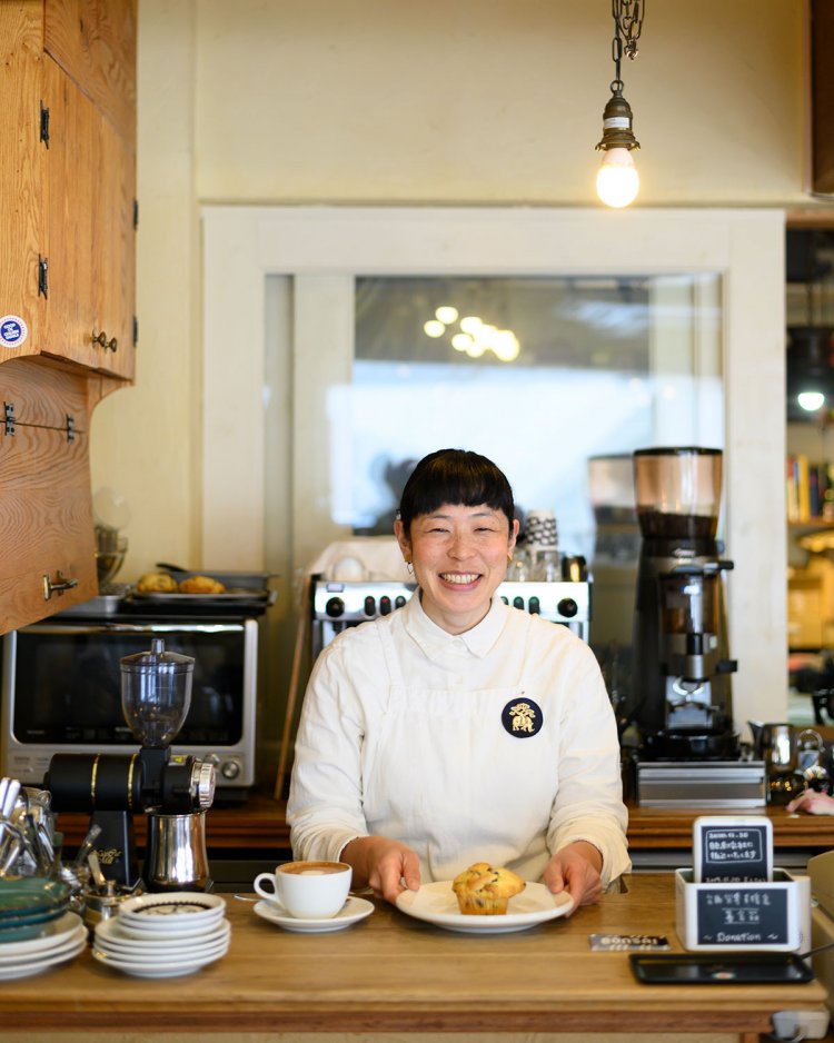 マフィン400円はナツキさんの手製。オリジナルブレンドのマッキャート550円。