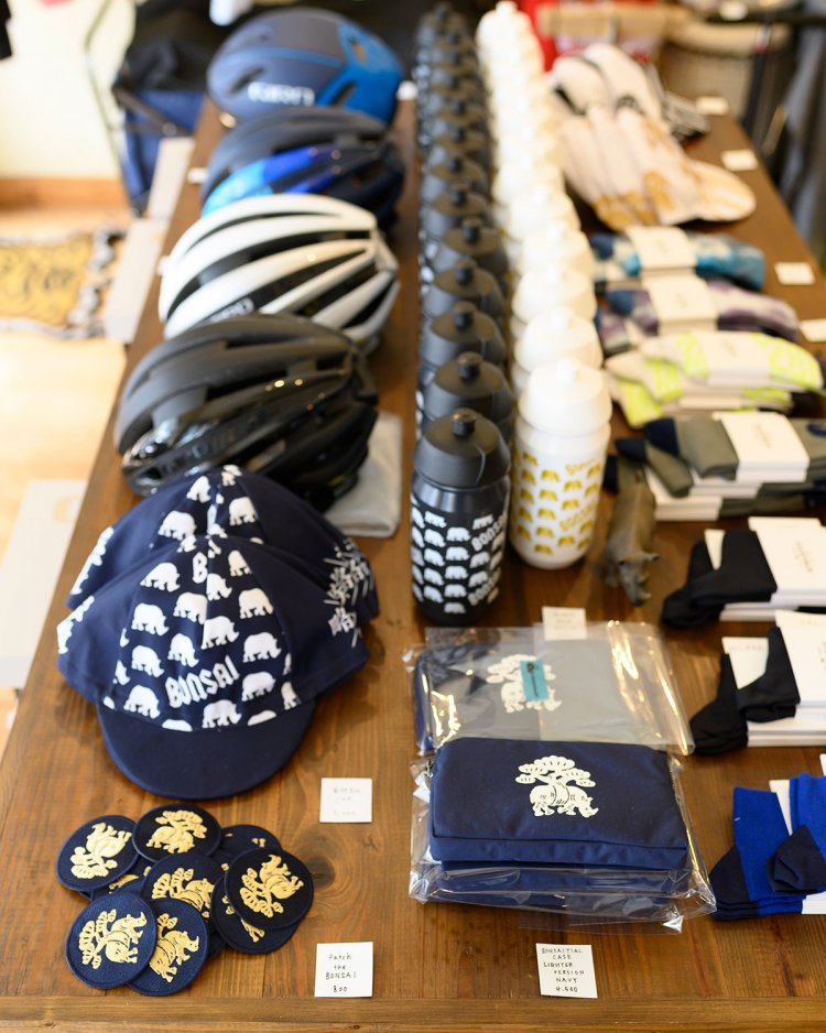 ボトル1500円など、店のロゴ入りのグッズ多数。