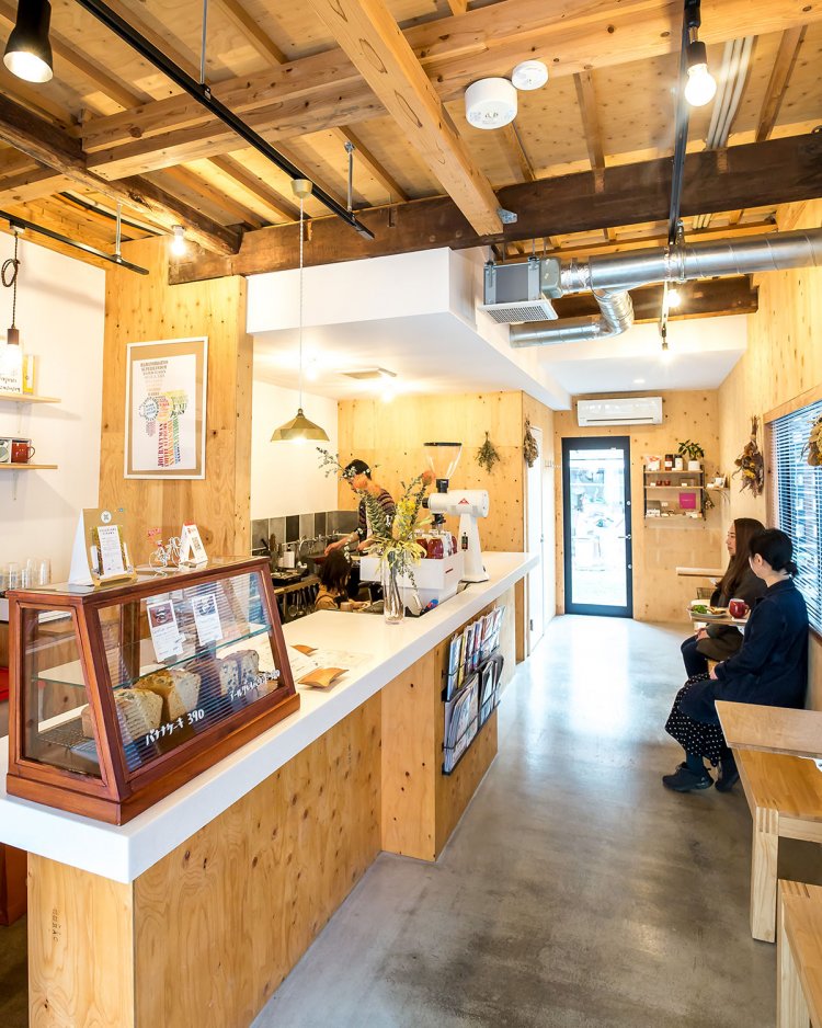 店舗は築60年以上になる木造民家を改装。