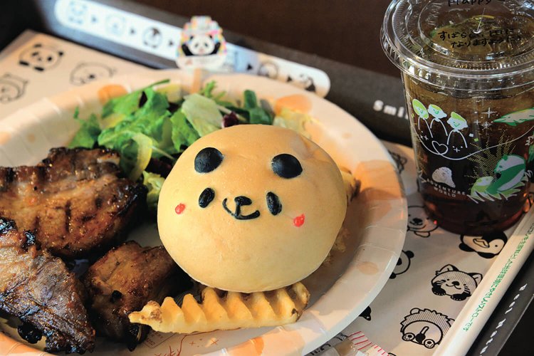 ランチはふれあいの里にある『パン工房』でスペアリブプレート1680円やパンダバーガープレート1520円を。