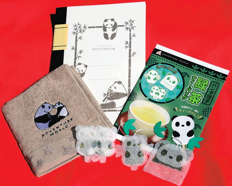 パンダ団子緑茶ティー バッグ 500 円、スターパンダミニタオル（7 色） 550 円などパンダグッズをおみやげに。