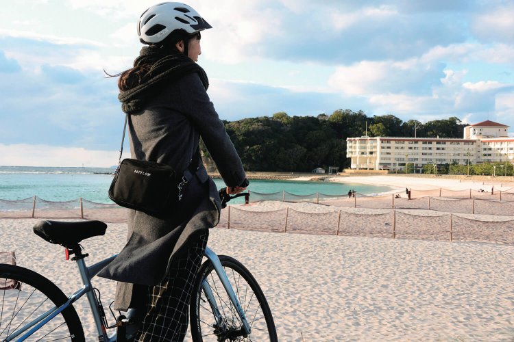 延長620ｍの白良浜。弧を描く青く澄んだ遠浅の海と、キメ細かい白砂のコントラストが映える。