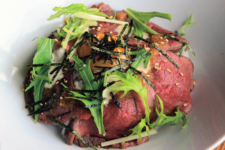 熊野本宮のジビエ　鹿肉のロースト丼1400円。