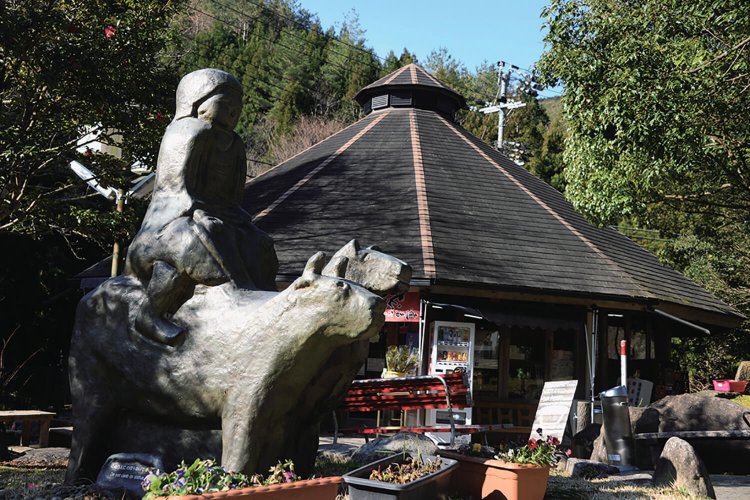 花笠をイメージした建物は道の駅としては小ぶり。手前は牛馬童子のレプリカ。