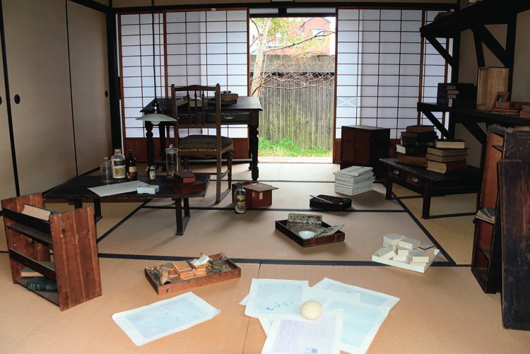 標本箱や薬瓶が置かれた書斎。熊楠在りし日の姿をしのばせる。
