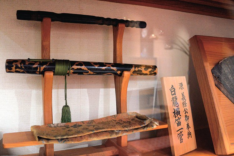 源義経愛用といわれる笛や湛増ゆかりとされる品々を社務所に展示。