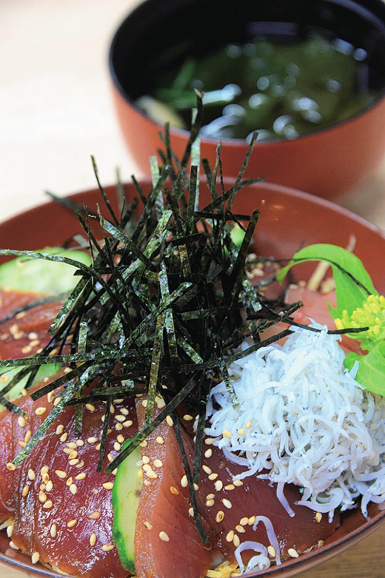 定番のかつおと釜揚げしらすのづけ丼ずし1210円。