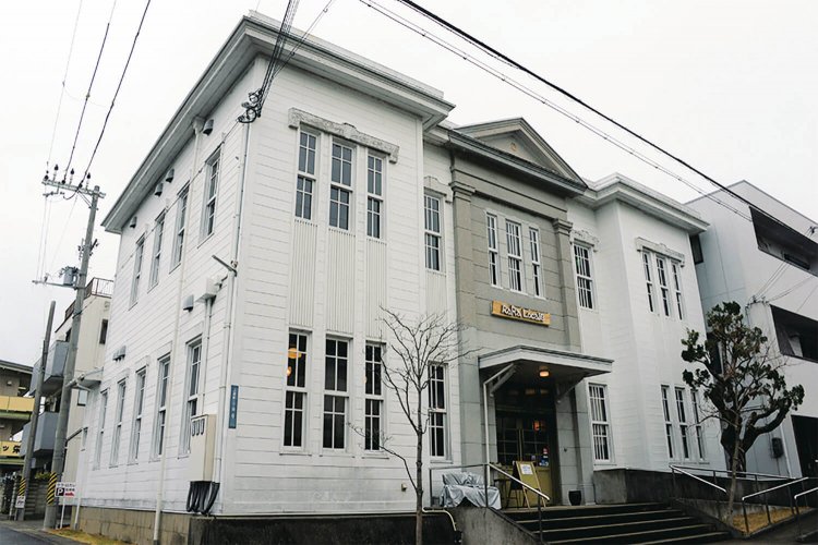 警察署や図書館、公民館などに使われた1949年築の建物を活用。