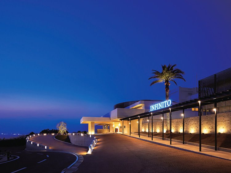 由緒を感じさせる建物。温泉街から少し離れた小高い丘に立つ。