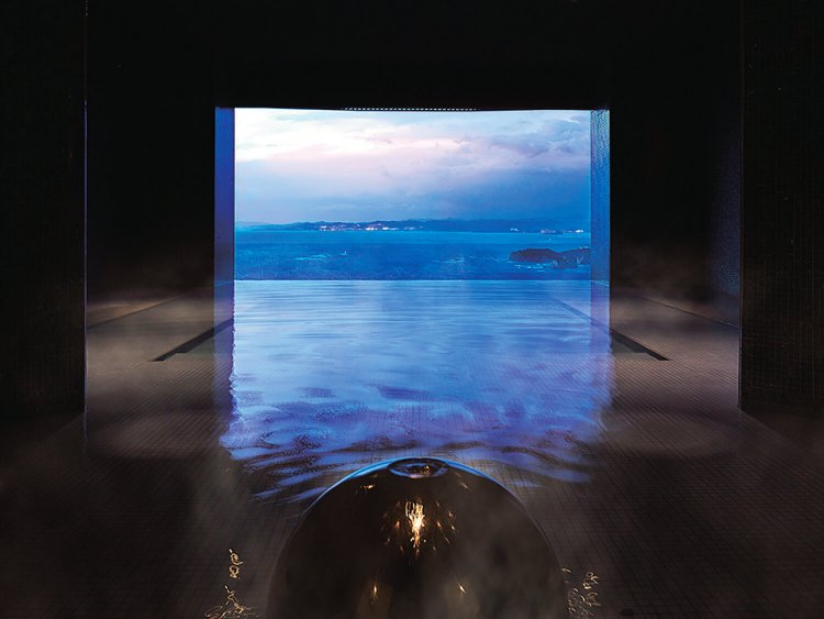 源泉かけ流し展望風呂「昴」。大浴場「空」「海」も絶景が楽しめる。