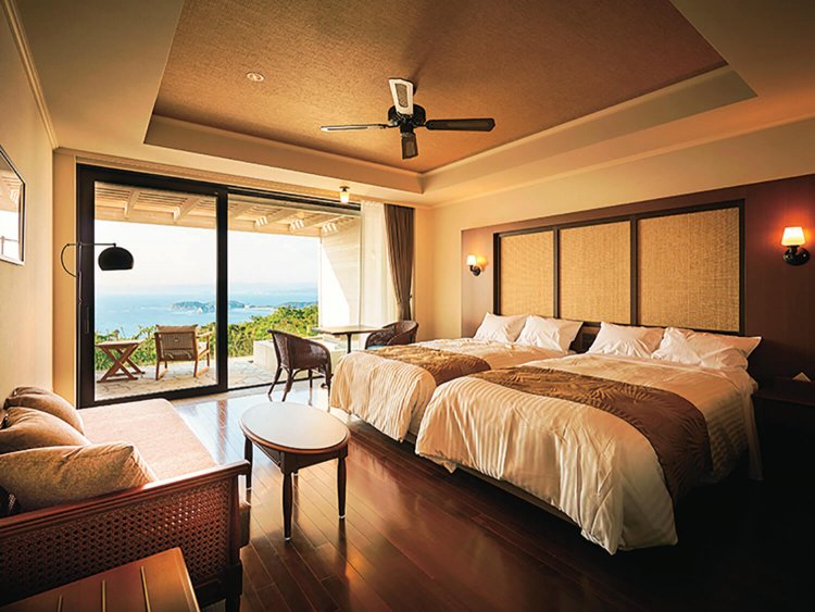 目前に白良浜を望む客室。全74室のなかから露天風呂付きも選べる。