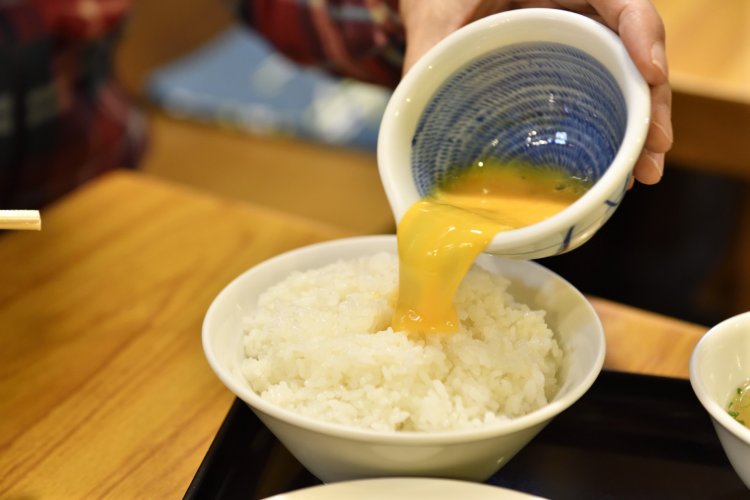 定食の生卵がたまらない！卵かけご飯を満喫するもよし、おかずとのハーモニーを楽しむもよし。ちょっと贅沢な定食はランチでもディナーでも大満足できる。