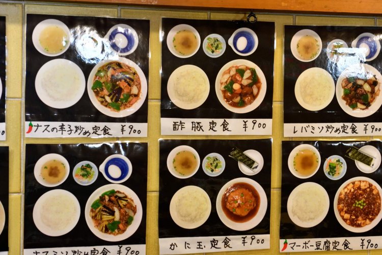 定食がたくさんあるのもこの店の魅力だ。生卵や海苔のサービスは先代から続くもので、自家製漬け物も美味。最大で100種ほどあったという定食は、数こそ減ったが精鋭が残った印象。いずれも絶品だ。