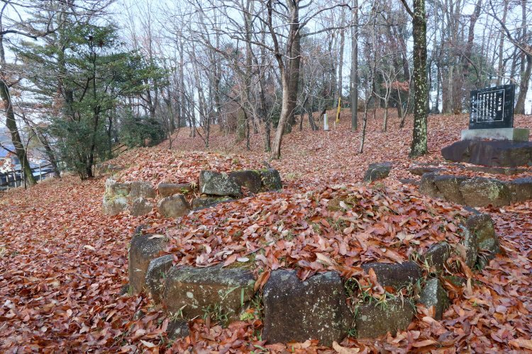 二ノ丸曲輪の「七ツ塚」。落城時の戦没者を葬ったと伝わる。