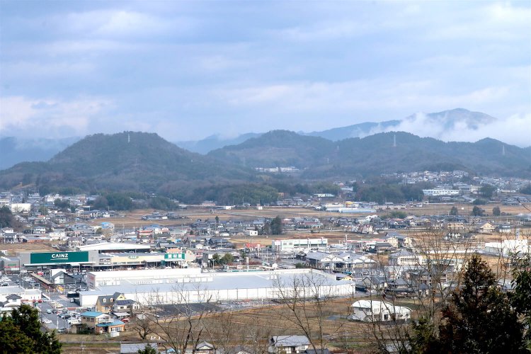 本丸からの眺望。左から2番目、中央の山は美濃金山城。