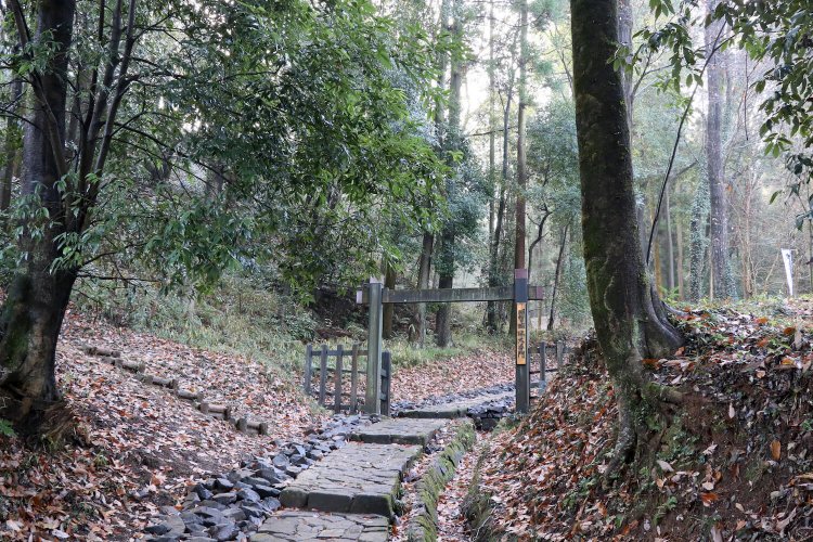 大手門は冠木門（かぶらぎもん）で再現されている。