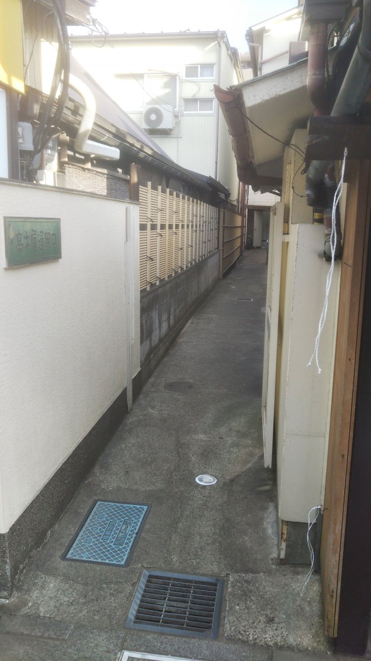 朝日印刷所は帝釈天界隈どこを探しても見つからないが、「とらや」のモデルの1つとされる「高木屋」さん脇の路地は、その奥に朝日印刷所があるのでは…と錯覚させられる。