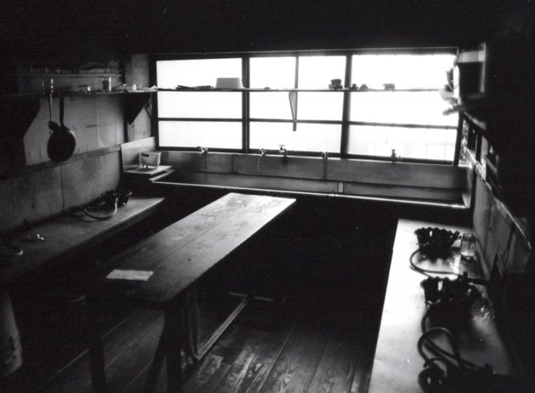 共同の炊事場。鈴木さんはあまり使わなかったが、写真奥の流しでは赤塚不二夫さんや石森章太郎さんが、風呂がわりに水浴びしていたという。（撮影＝向さすけ、複写＝鴇田康則）