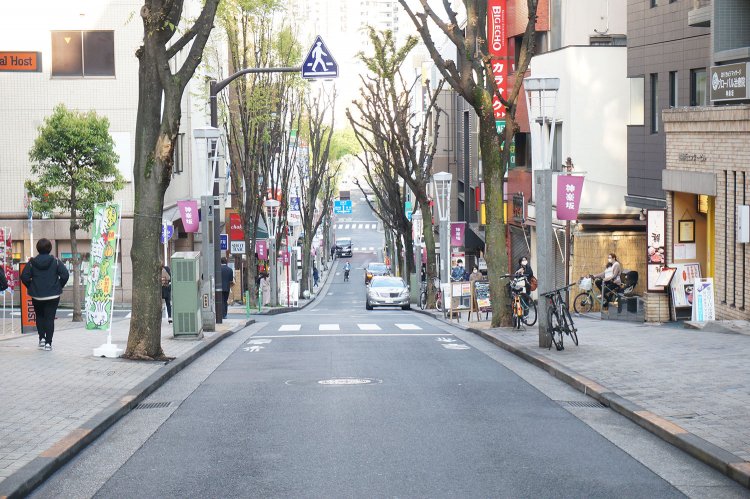 現在の神楽坂上からの眺望。この坂も昔はもっと急でした。