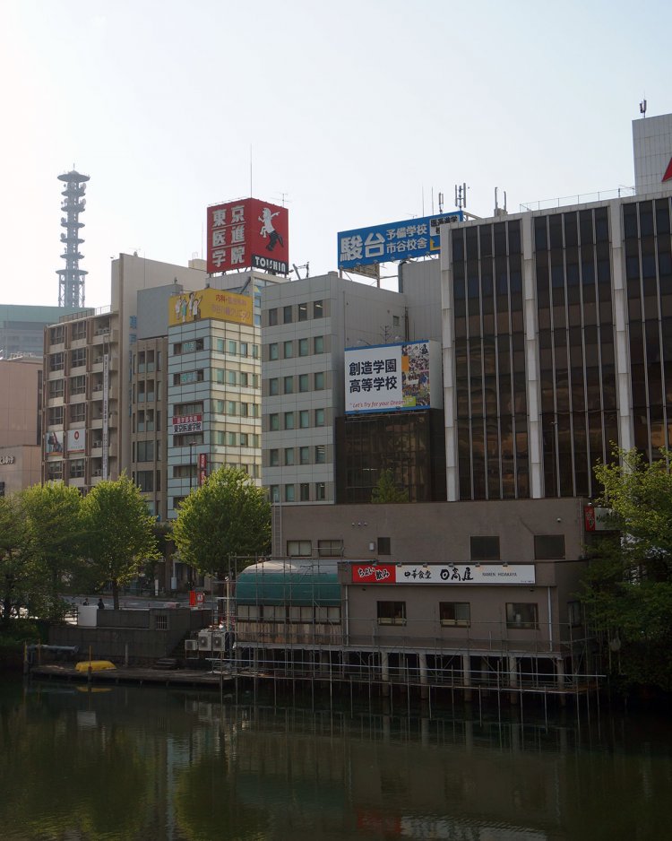 錦絵と近いアングルで市谷亀岡八幡宮の方向を眺めてみましたが、今は日高屋とビルしか見えません！