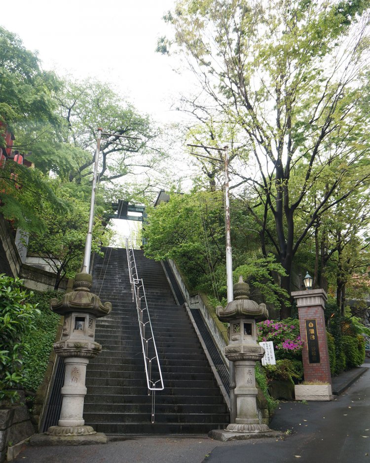 が、近くまで行くと錦絵に描かれた階段が登場。絵の通りの急さです。
