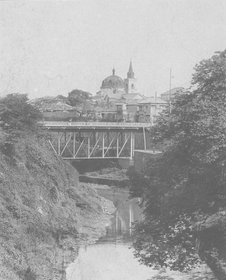 1911年（明治44）の『東京風景』に収録されたお茶の水の写真。中央の橋はお茶の水橋で、奥に見えるのはニコライ堂です。（出典：国立国会図書館ウェブサイト）