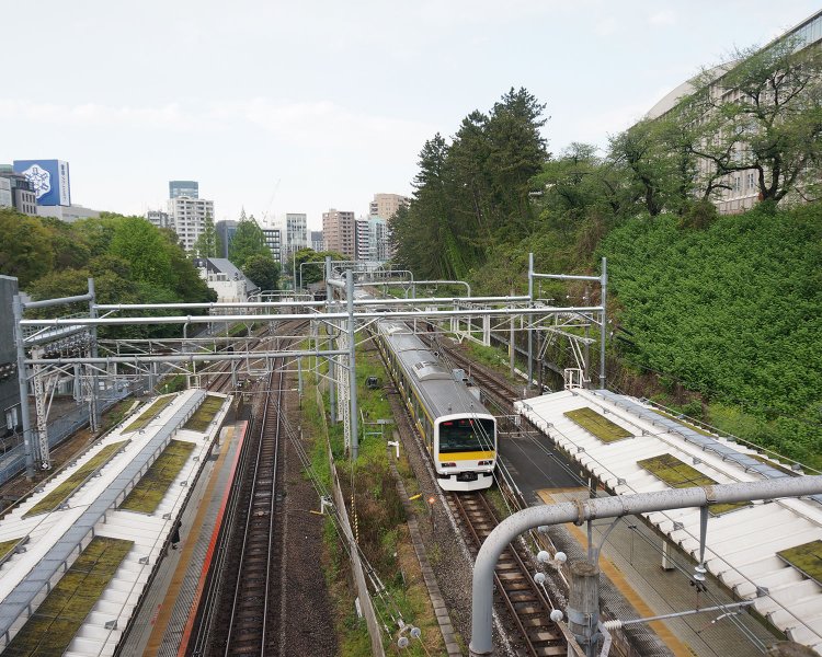 画面左手の濠があった場所は線路と公園になりました。