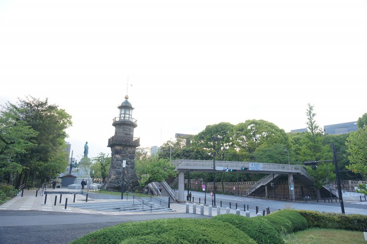 現在の常灯明台。昔は通りの反対側に立っていた。