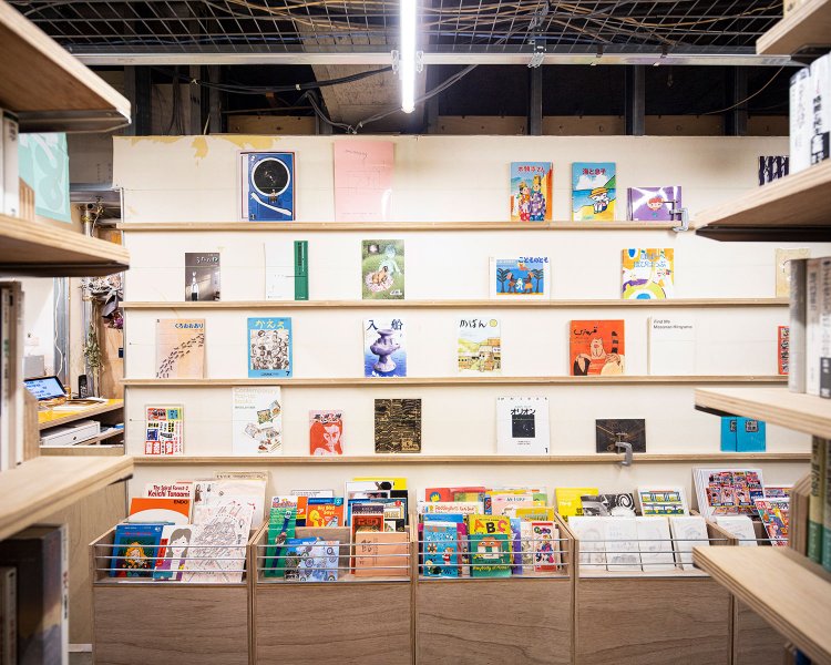 1冊売れると補充する本を考える。すると埋もれた本が現れて棚の表情が変わる。