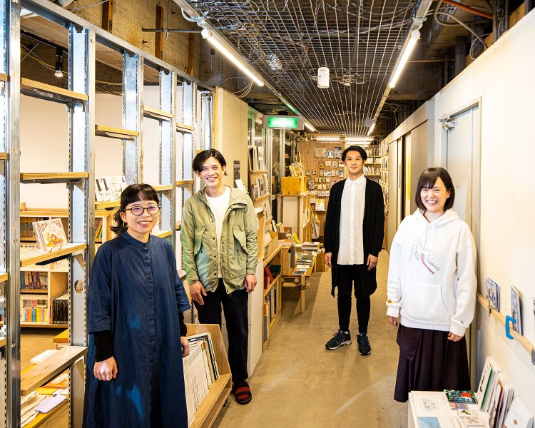 クリニックの名残がある空間。中央は元廊下だ。右から青柳さん、和田さん、清水さん、スタッフの小光（こみつ）さん。