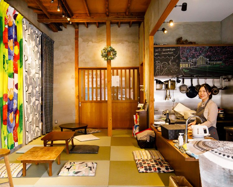 『cache cache』の桜井亜弓さん。酒蔵やワイナリーにも自ら足を運ぶ。