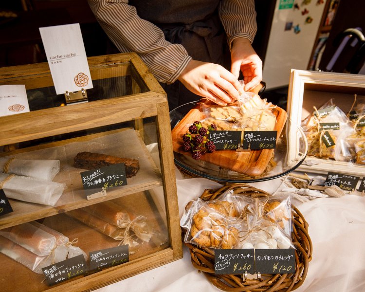 腰窓で焼き菓子の販売も。